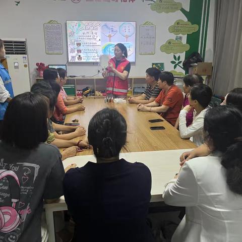 “巾帼献礼  漆彩华扇”新华路街道桐和社区开展非遗漆扇制作活动