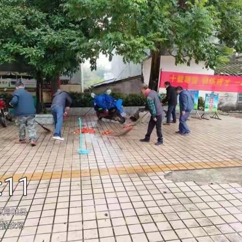 那大镇侨锋农场开展周末大扫除活动
