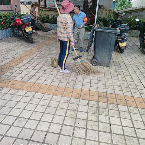那大镇侨锋农场开展周末“灭蚊虫 清积水”大扫除活动
