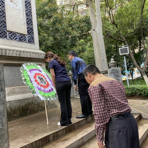 缅怀革命先烈 传承红色基因-港北三中清明节祭扫主题活动