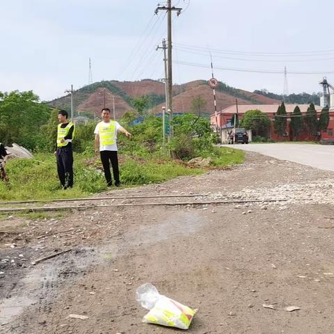 上甘山林场汛期铁路护路隐患排查工作