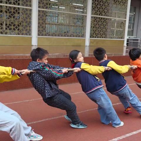 “拔”出精彩，“河”作共赢 ——西光实验小学秦川分校四年级开展拔河比赛