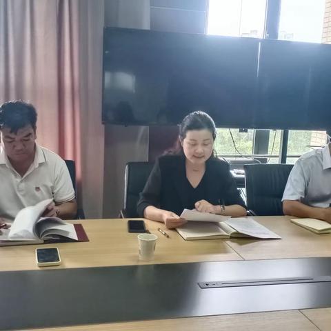 社区服务中心（民情中心）召开专题组织生活会