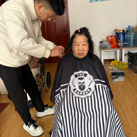 北徐，北徐花园社区开展“弘扬传统 爱在重阳”义剪志愿服务活动