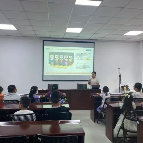 馆驿街社区“乐智教育”社会组织开展“感恩之花，常开心间”手工贺卡制作活动