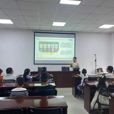 魏家庄街道 “温馨馆驿”志愿服务队开展“感恩之花，常开心间”手工贺卡制作活动