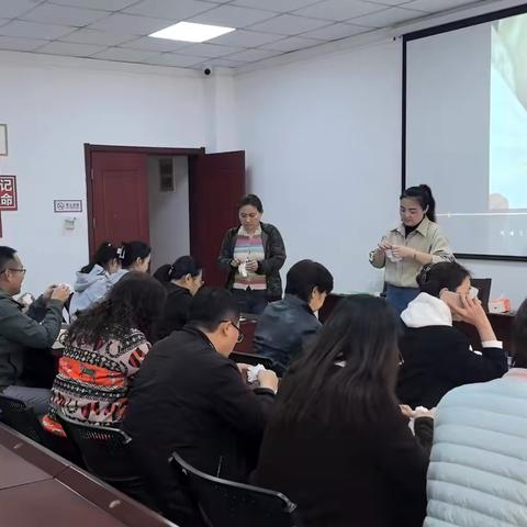 魏家庄街道馆驿街社区党委开展“清明”手花制作主题活动