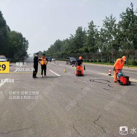 丛台区加强道路养护107国道开展道路灌缝工作