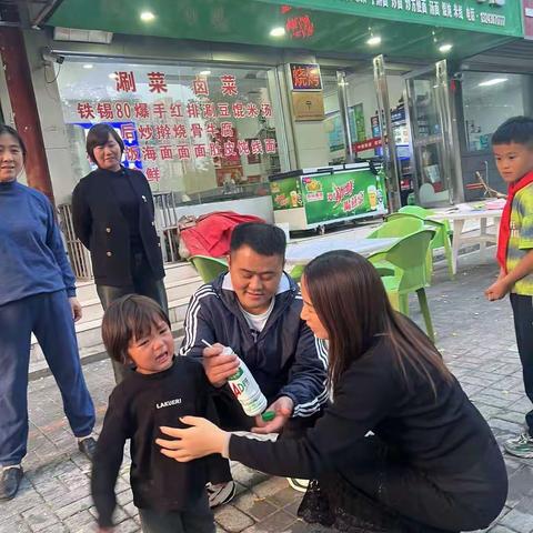【勿以善小而不为】汝阳县飞龙义工爱心联合会队员桑儒昊同志及爱心人士李巧娟女士帮助走失儿童找到家长