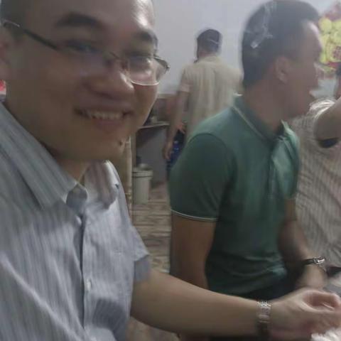 南丁村党委召开组织生活会会前集中学习