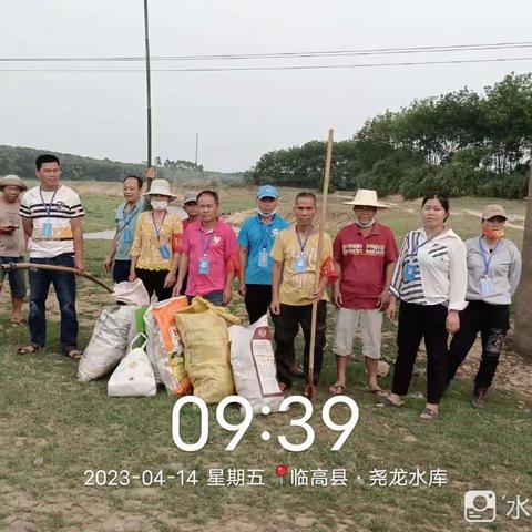 和舍镇巡河员开展尧龙水库水浮莲清理行动