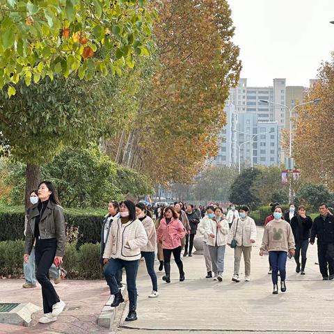 家校携手育英才，春风化雨灌桃李——外国语实验学校召开五年级期中家长会