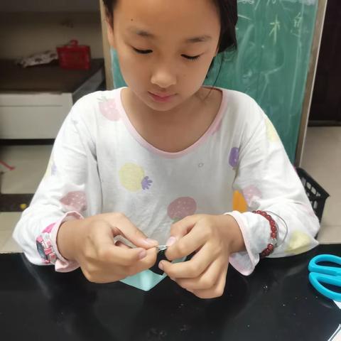 莫比乌斯圈——横峰县实验小学四（3）班汪玉锦的科学小实验