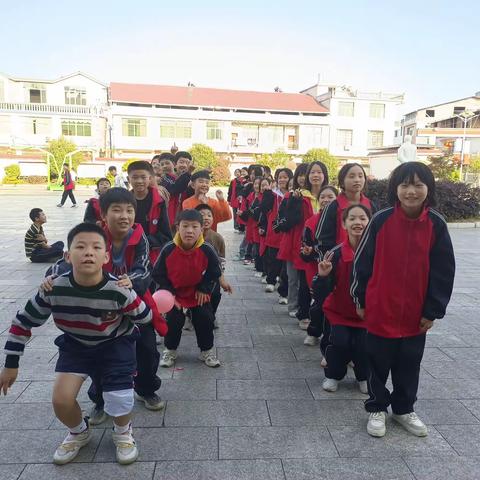 学思想，强党性，重实践，建新功
              凝心聚力，携手同行
       ———西港中学七年级心理健康团体辅导活动