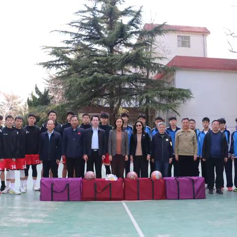 栖霞市第一中学与山东工商学院举办篮球联谊赛暨体育用品捐赠活动
