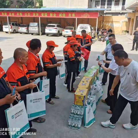 农行华州区支行：炎炎夏日送清凉 防暑降温润人心