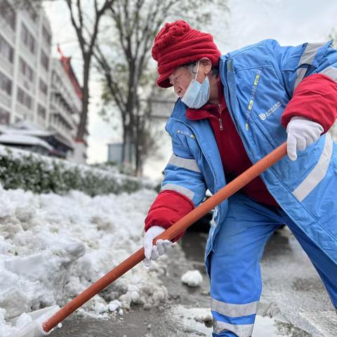 【吹响集结号 向冰雪发起“总攻”】 ——“京环蓝”清雪融冰保路畅