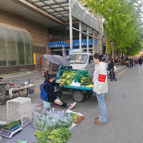 烟火清晨“守摊人”——端履门社区每日执勤，守护暖心早市！