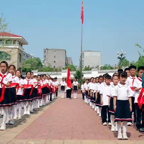 【至善树人】 牢记党的教导 争做强国少年 —— 新密市实验小学教育集团育才街校区 ﻿举行“六一”少先队员入队仪式