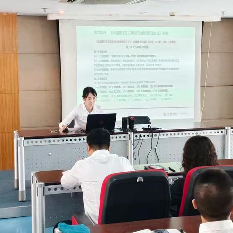 常州分行信用卡中心召开4月总结会