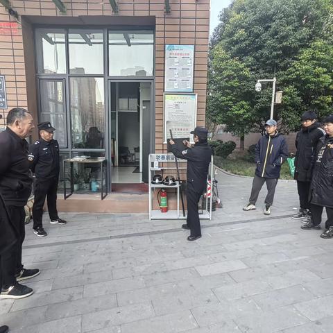 勤学苦练    筑牢防线 长江东路第三小学防爆恐演练