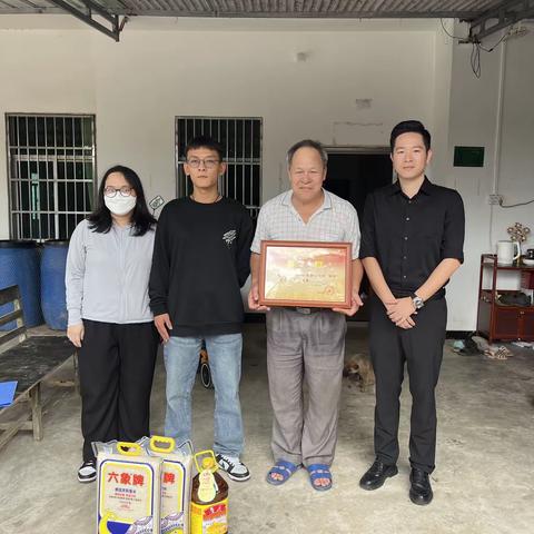 育才生态区联合开展为“四有”优秀军人家庭送喜报活动