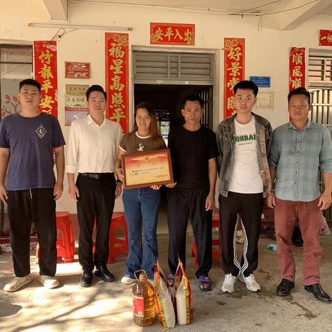 育才生态区人武部为荣获“四有”优秀士兵现役军人家庭送喜报