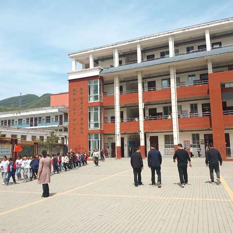 心系师生身心安全，促膝长谈共谋发展 ——王坪乡中心小学名誉校长樊耀辉与学校师生零距离访谈