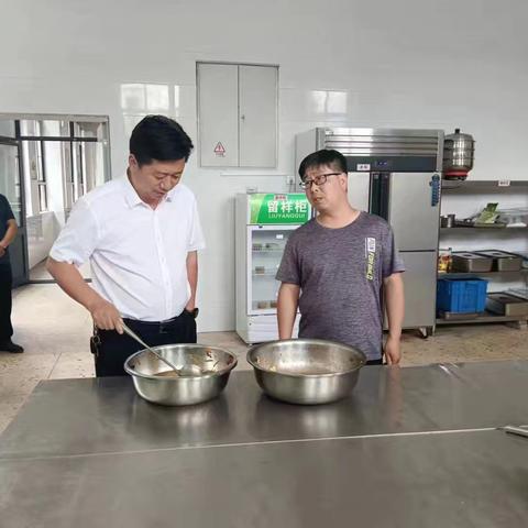 履行明誉校长职责    零距离走近学生餐桌
