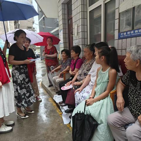 小小板凳聚民意 服务群众零距离