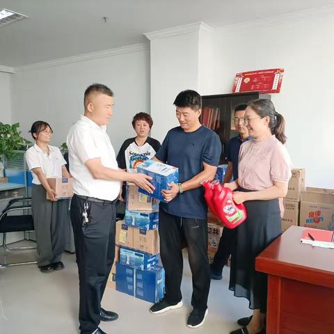 炎炎夏日送清凉  丝丝关怀入心田