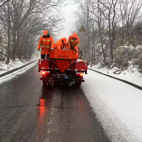 运城公路分局平陆段 以雪为令  全力守护春运回家路 ‍ ‍