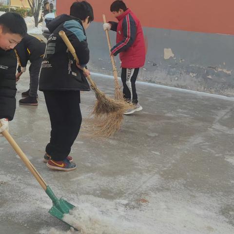 师生同除雪  温情暖校园——“双减”之下魏庄街道侯寨小学六年级劳动课