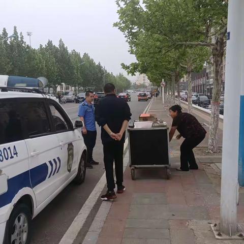 城管大队“去丑”校园周边环境整治