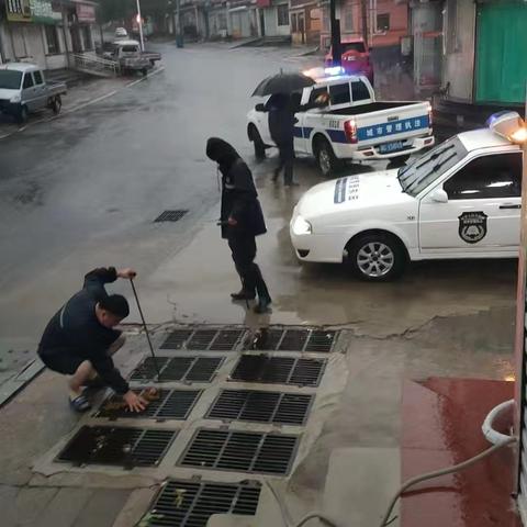 风雨中的坚守——住建局城管大队防汛排涝纪实