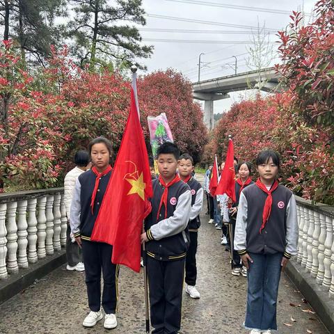 “清明祭英烈，吾辈当自强”——明觉小学清明节扫墓活动