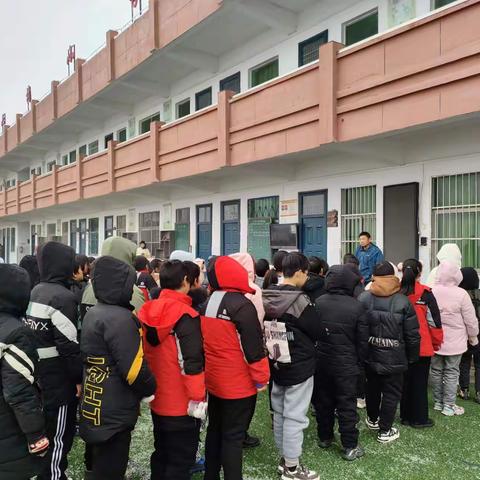 六村小学“防寒、防冻、防雪、防滑”安全防范在行动