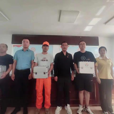“我为群众办实事”冷湖公路段工会为职工配备应急医疗箱