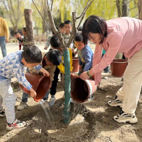 我给小树浇浇水  ——阿克苏市拜什吐格曼乡中心幼儿园护绿活动