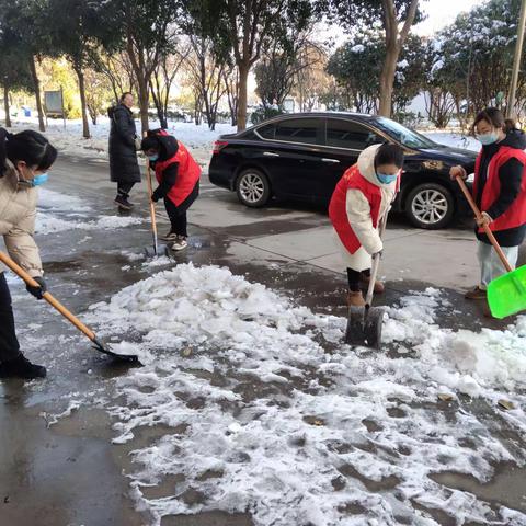 【东方苑社区】扫雪铲冰在行动  志愿服务暖人心