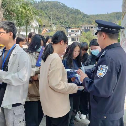 【多方联动】西门社区开展“禁毒+反电诈+国家安全”进校园宣传活动