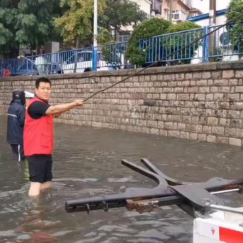 大雨滂沱，天桥区北坦街道退役军人应急志愿服务队在行动！