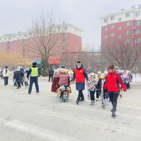 站好“护学岗” 守好“平安路”——国瑞小学携手区交警大队、家长志愿者为孩子们保驾护航