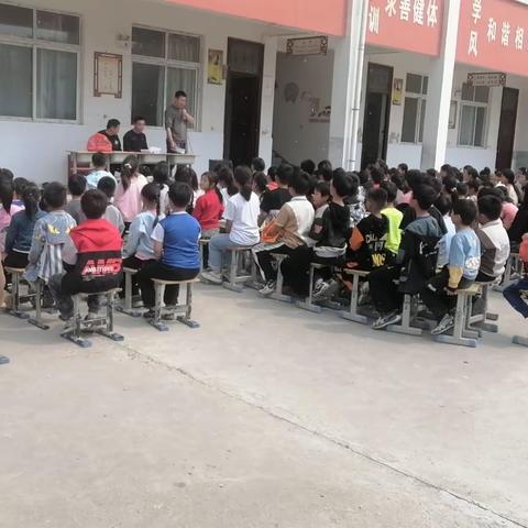 马集小学期中考试表彰大会