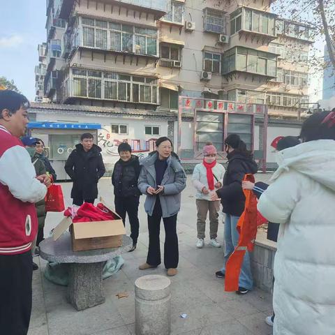 冬日送暖，把爱“围”在心间—纬北路街道社工站开展关爱环卫工人志愿服务活动