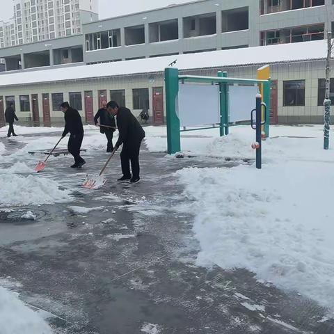 神木锦界镇瑶渠村养老院：以雪为令齐出动 清理余雪保畅通