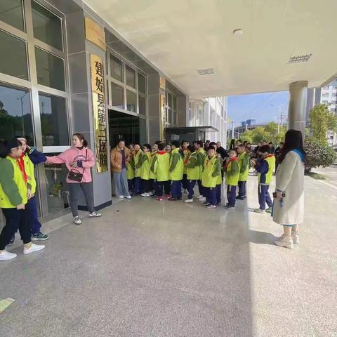 “学雷锋，树新风，关爱老人，随爱而心”建始县民族小学五（5）班    杨美岚