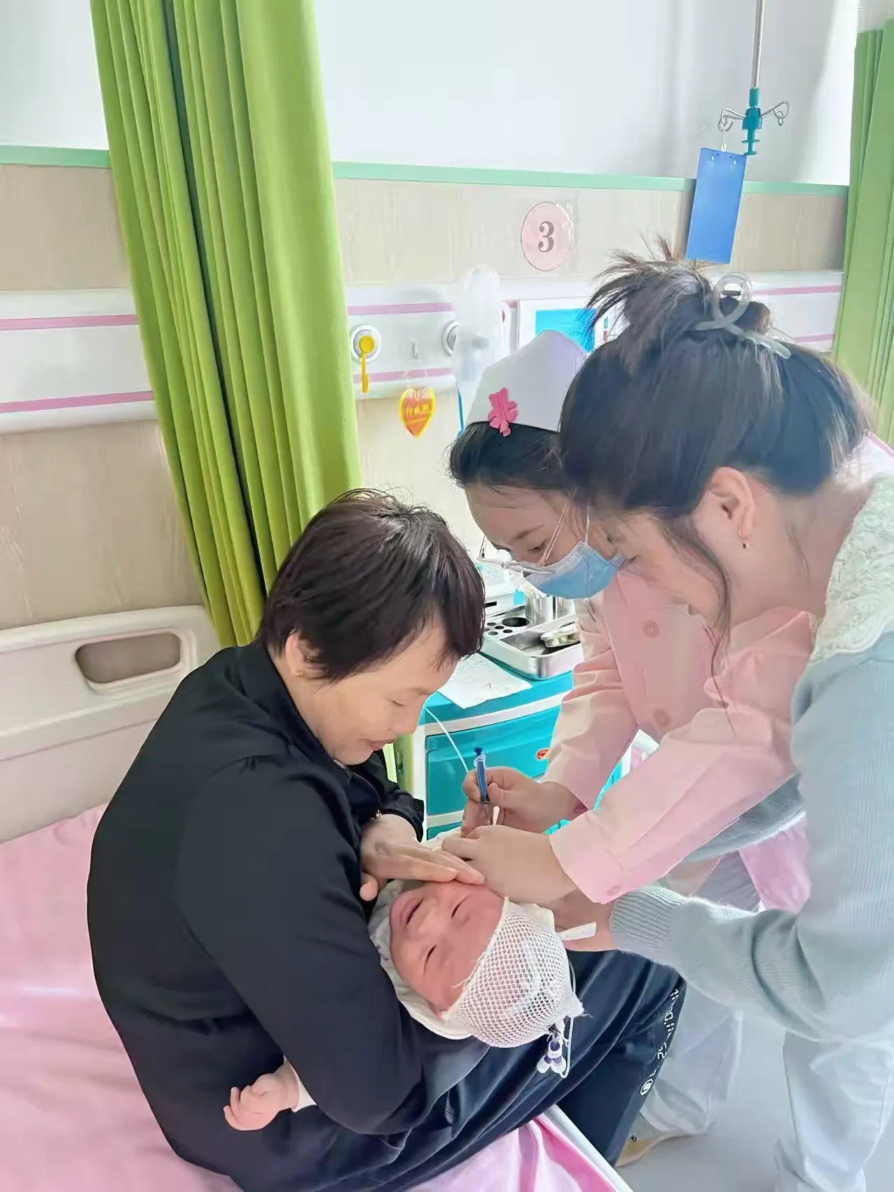 简篇-致敬生命守护者：献给国庆假期坚守岗位的妇儿科天使