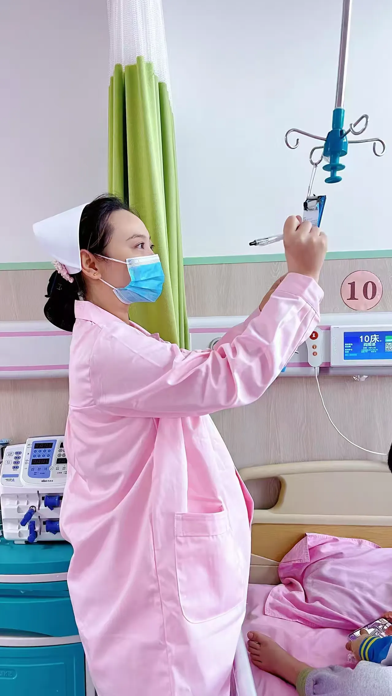 简篇-致敬生命守护者：献给国庆假期坚守岗位的妇儿科天使