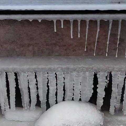 迎战风雪斗严寒，全力抢修保供暖